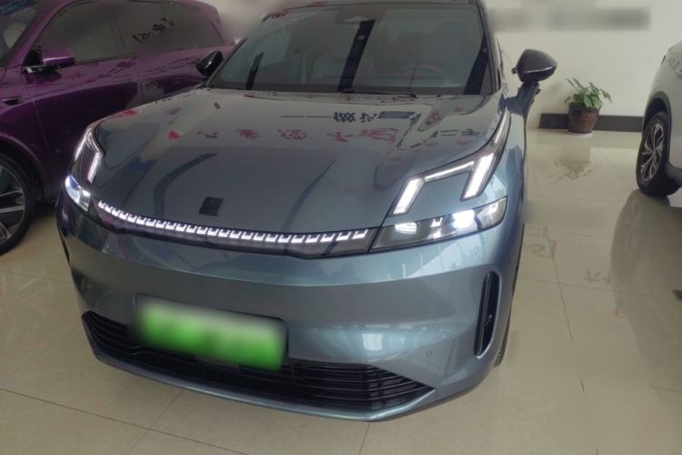 Used Lynk & Co 08 EM-P 2025 220 km All-Wheel-Drive Performance Halo Exterior 1
