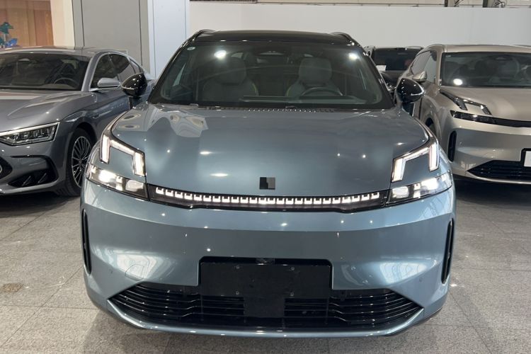 Used Lynk & Co 08 EM-P 2025 220 km All-Wheel-Drive Performance Halo Exterior 1