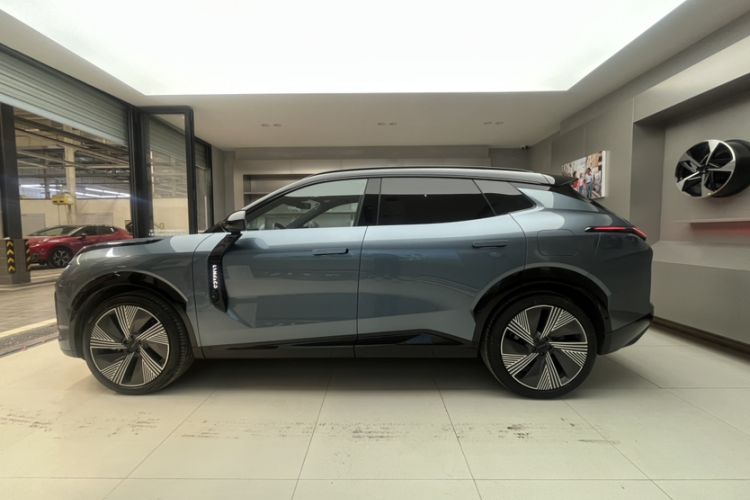 Used Lynk & Co 08 EM-P 2025 220 km All-Wheel-Drive Performance Halo Exterior 1