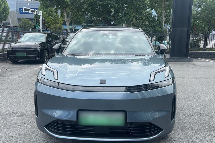 Used Lynk & Co 08 EM-P 2025 220 km All-Wheel-Drive Performance Halo Exterior 1