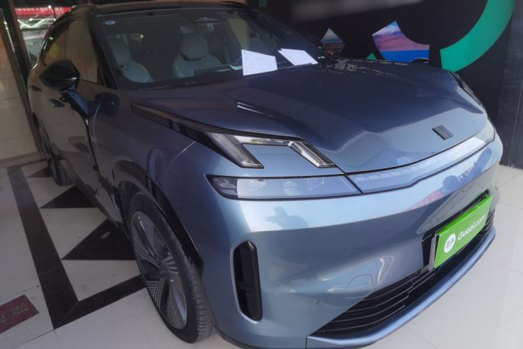 Used Lynk & Co 08 EM-P 2025 220 km All-Wheel-Drive Performance Halo Exterior 2