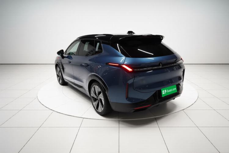 Used Lynk & Co 08 EM-P 2025 220 km All-Wheel-Drive Performance Halo Exterior 2