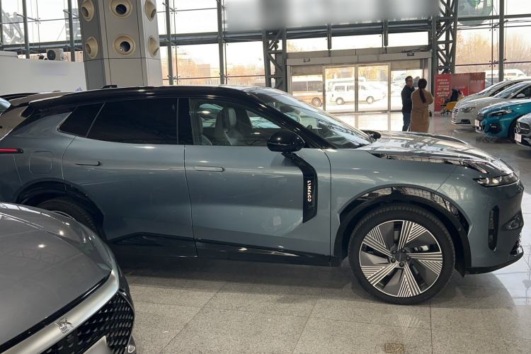 Used Lynk & Co 08 EM-P 2025 220 km All-Wheel-Drive Performance Halo Exterior 2