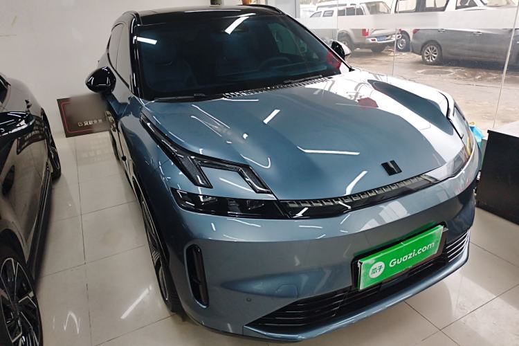 Used Lynk & Co 08 EM-P 2025 220 km All-Wheel-Drive Performance Halo Exterior 2