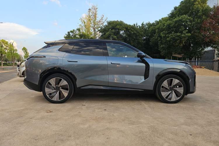 Used Lynk & Co 08 EM-P 2025 220 km All-Wheel-Drive Performance Halo Exterior 2
