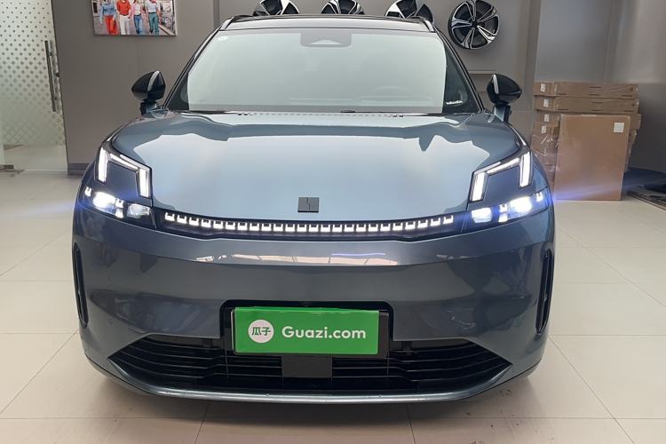 Used Lynk & Co 08 EM-P 2025 220 km All-Wheel-Drive Performance Halo Exterior 2
