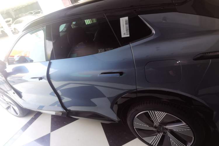 Used Lynk & Co 08 EM-P 2025 220 km All-Wheel-Drive Performance Halo Exterior 3