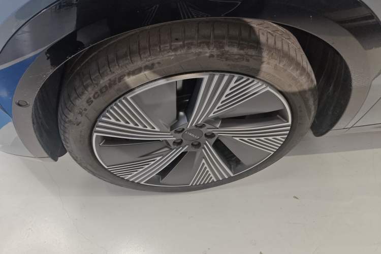 Used Lynk & Co 08 EM-P 2025 220 km All-Wheel-Drive Performance Halo Exterior 3