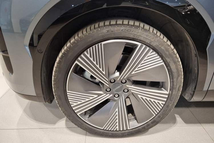 Used Lynk & Co 08 EM-P 2025 220 km All-Wheel-Drive Performance Halo Exterior 3