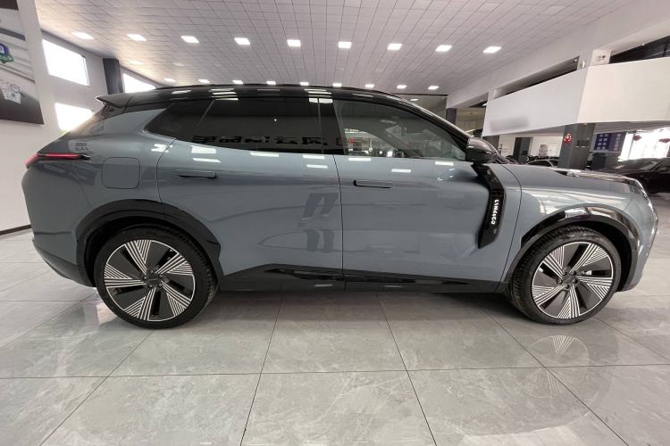 Used Lynk & Co 08 EM-P 2025 220 km All-Wheel-Drive Performance Halo Exterior 3