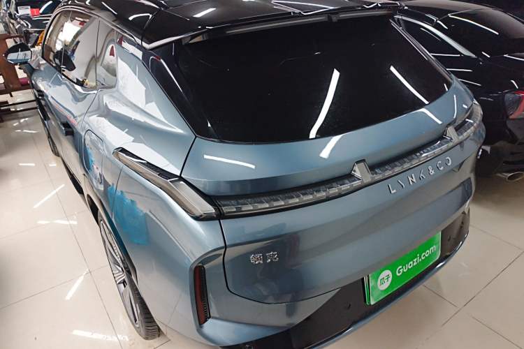 Used Lynk & Co 08 EM-P 2025 220 km All-Wheel-Drive Performance Halo Exterior 3