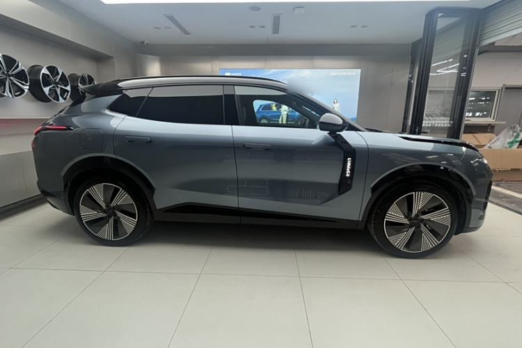 Used Lynk & Co 08 EM-P 2025 220 km All-Wheel-Drive Performance Halo Exterior 3