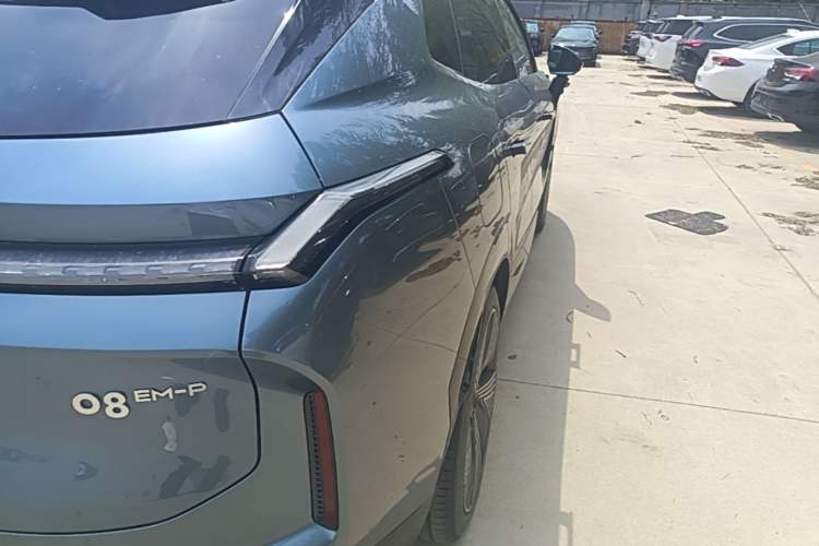 Used Lynk & Co 08 EM-P 2025 220 km All-Wheel-Drive Performance Halo Exterior 3