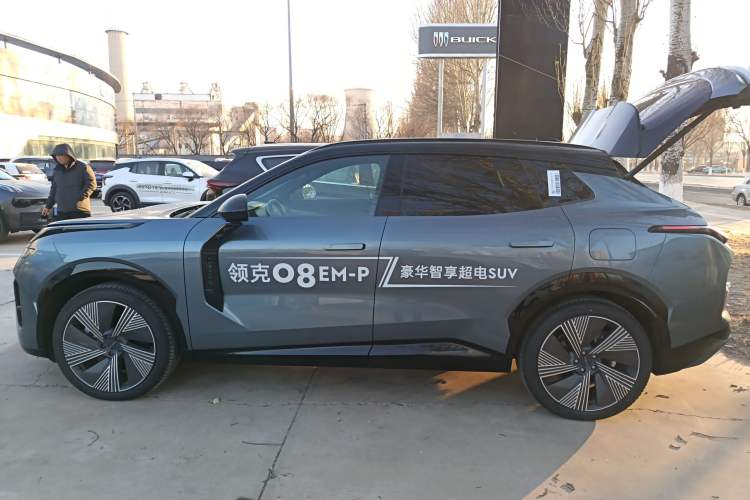 Used Lynk & Co 08 EM-P 2025 220 km All-Wheel-Drive Performance Halo Exterior 3