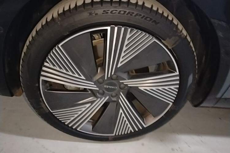 Used Lynk & Co 08 EM-P 2025 220 km All-Wheel-Drive Performance Halo Exterior 4