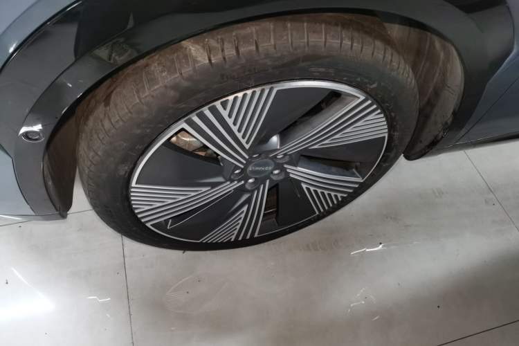 Used Lynk & Co 08 EM-P 2025 220 km All-Wheel-Drive Performance Halo Exterior 4