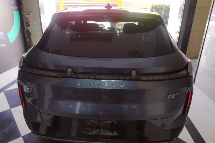Used Lynk & Co 08 EM-P 2025 220 km All-Wheel-Drive Performance Halo Exterior 4