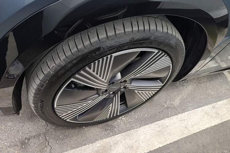 Used Lynk & Co 08 EM-P 2025 220 km All-Wheel-Drive Performance Halo Exterior 4