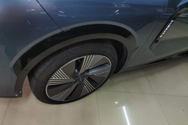 Used Lynk & Co 08 EM-P 2025 220 km All-Wheel-Drive Performance Halo Exterior 4