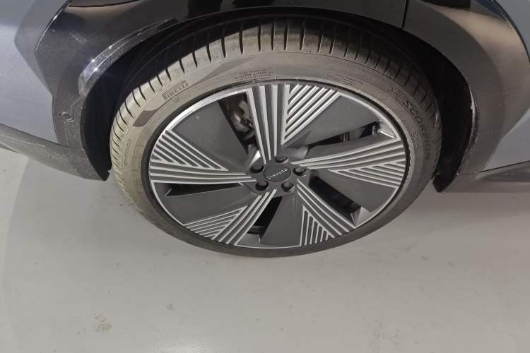 Used Lynk & Co 08 EM-P 2025 220 km All-Wheel-Drive Performance Halo Exterior 4