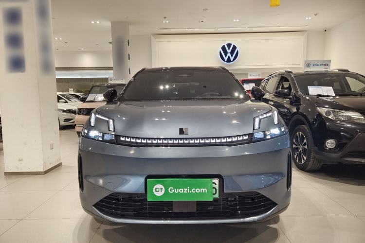 Used Lynk & Co 08 EM-P 2025 220 km All-Wheel-Drive Performance Halo Exterior 4