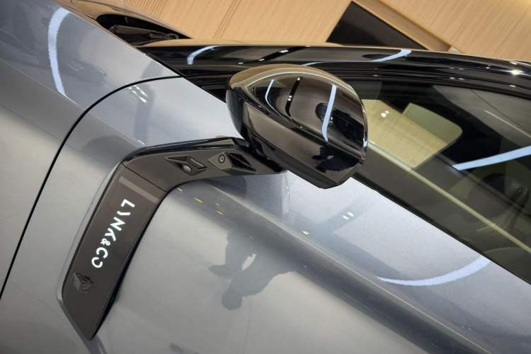 Used Lynk & Co 08 EM-P 2025 220 km All-Wheel-Drive Performance Halo Exterior 4