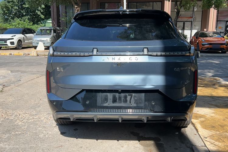 Used Lynk & Co 08 EM-P 2025 220 km All-Wheel-Drive Performance Halo Exterior 4