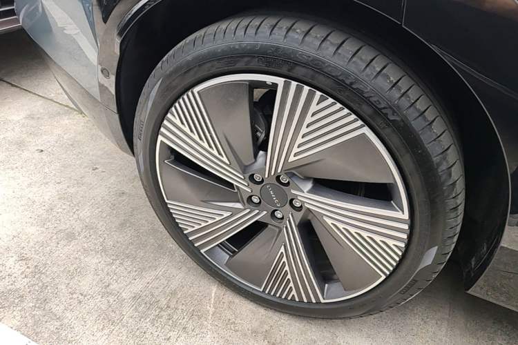 Used Lynk & Co 08 EM-P 2025 220 km All-Wheel-Drive Performance Halo Exterior 5