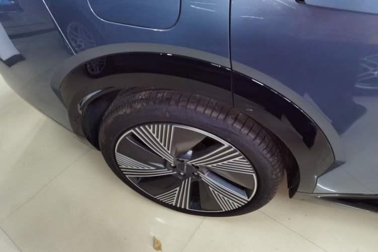 Used Lynk & Co 08 EM-P 2025 220 km All-Wheel-Drive Performance Halo Exterior 5