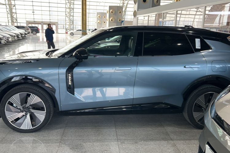 Used Lynk & Co 08 EM-P 2025 220 km All-Wheel-Drive Performance Halo Exterior 5