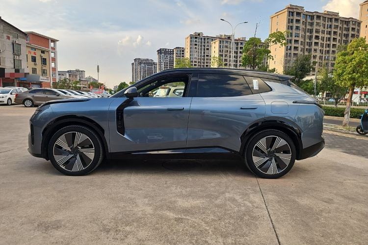 Used Lynk & Co 08 EM-P 2025 220 km All-Wheel-Drive Performance Halo Exterior 5