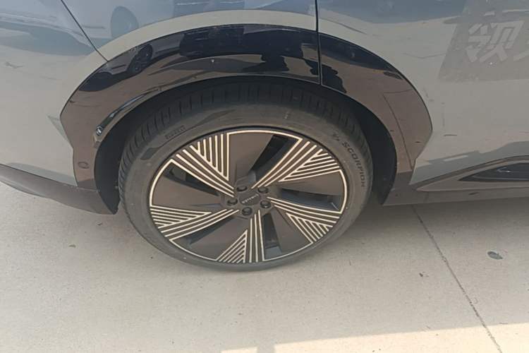 Used Lynk & Co 08 EM-P 2025 220 km All-Wheel-Drive Performance Halo Exterior 5