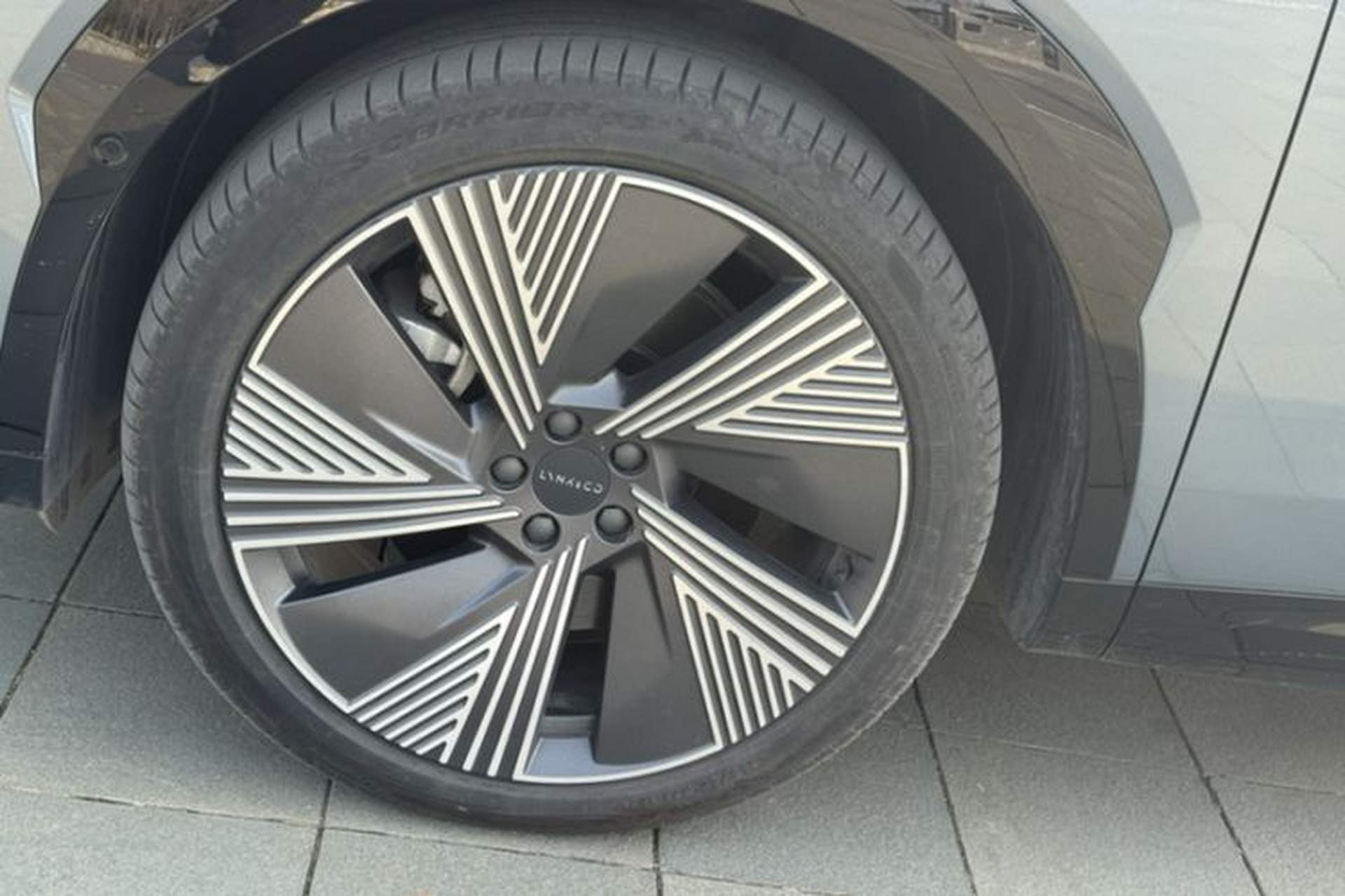Used Lynk & Co 08 EM-P 2025 220 km All-Wheel-Drive Performance Halo Exterior 5