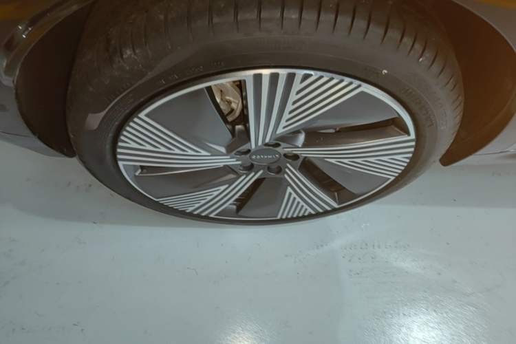 Used Lynk & Co 08 EM-P 2025 220 km All-Wheel-Drive Performance Halo Exterior 5
