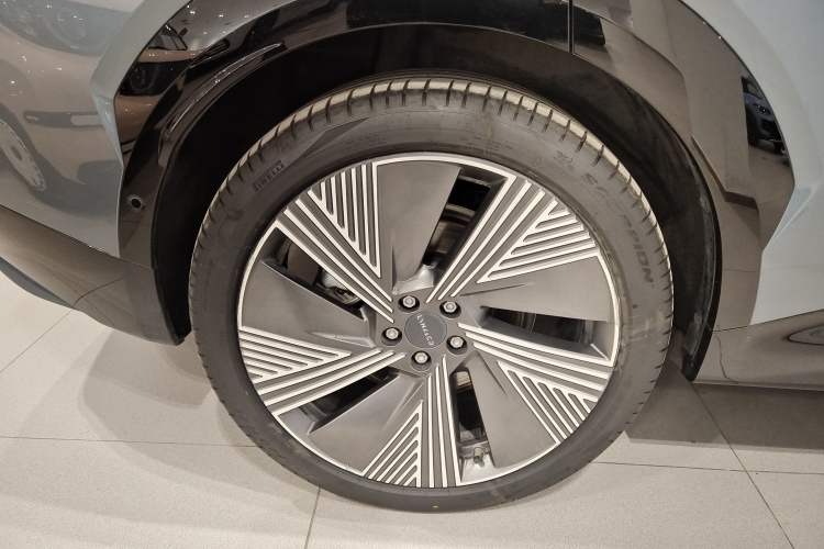 Used Lynk & Co 08 EM-P 2025 220 km All-Wheel-Drive Performance Halo Exterior 6