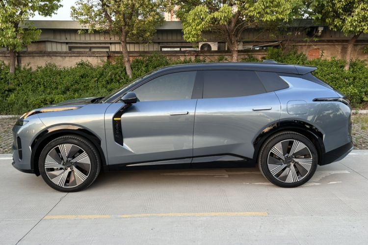 Used Lynk & Co 08 EM-P 2025 220 km All-Wheel-Drive Performance Halo Exterior 6