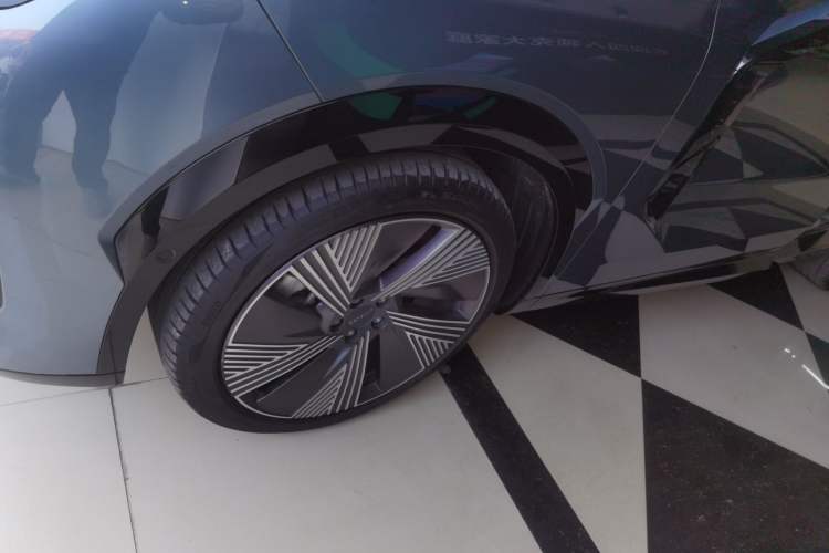 Used Lynk & Co 08 EM-P 2025 220 km All-Wheel-Drive Performance Halo Exterior 7