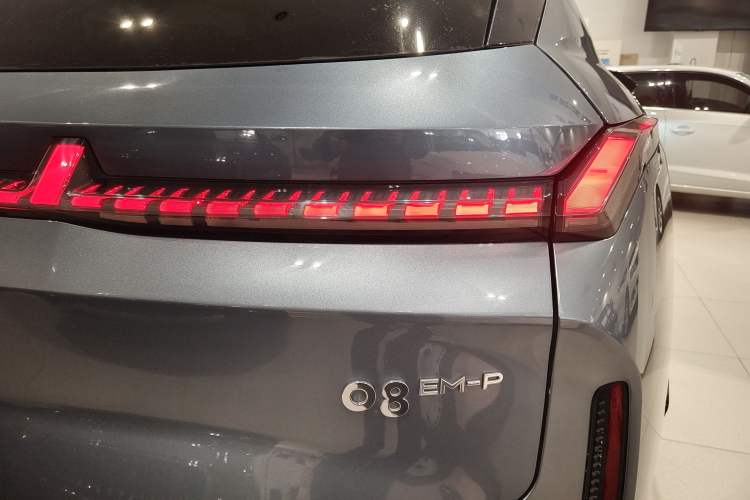 Used Lynk & Co 08 EM-P 2025 220 km All-Wheel-Drive Performance Halo Exterior 7