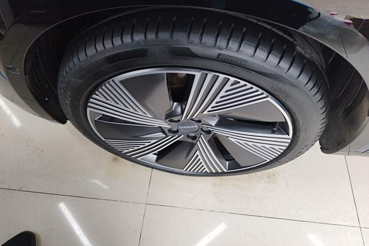 Used Lynk & Co 08 EM-P 2025 220 km All-Wheel-Drive Performance Halo Exterior 7