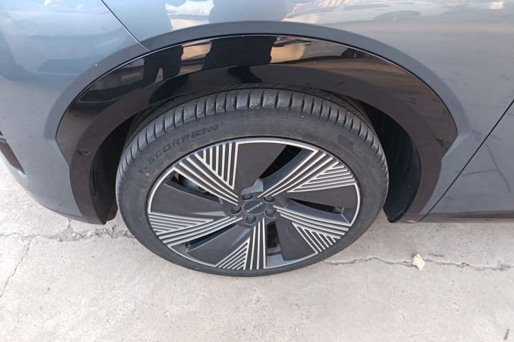 Used Lynk & Co 08 EM-P 2025 220 km All-Wheel-Drive Performance Halo Exterior 7