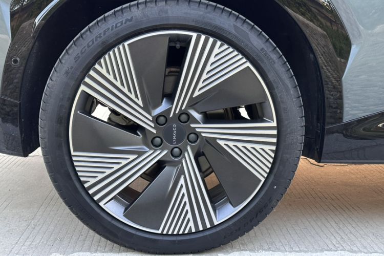 Used Lynk & Co 08 EM-P 2025 220 km All-Wheel-Drive Performance Halo Exterior 7