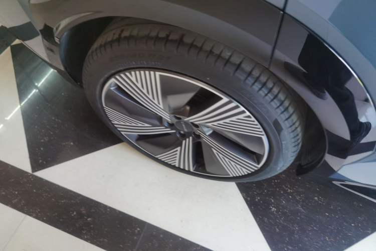 Used Lynk & Co 08 EM-P 2025 220 km All-Wheel-Drive Performance Halo Exterior 8