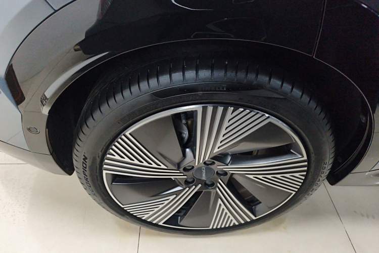 Used Lynk & Co 08 EM-P 2025 220 km All-Wheel-Drive Performance Halo Exterior 8