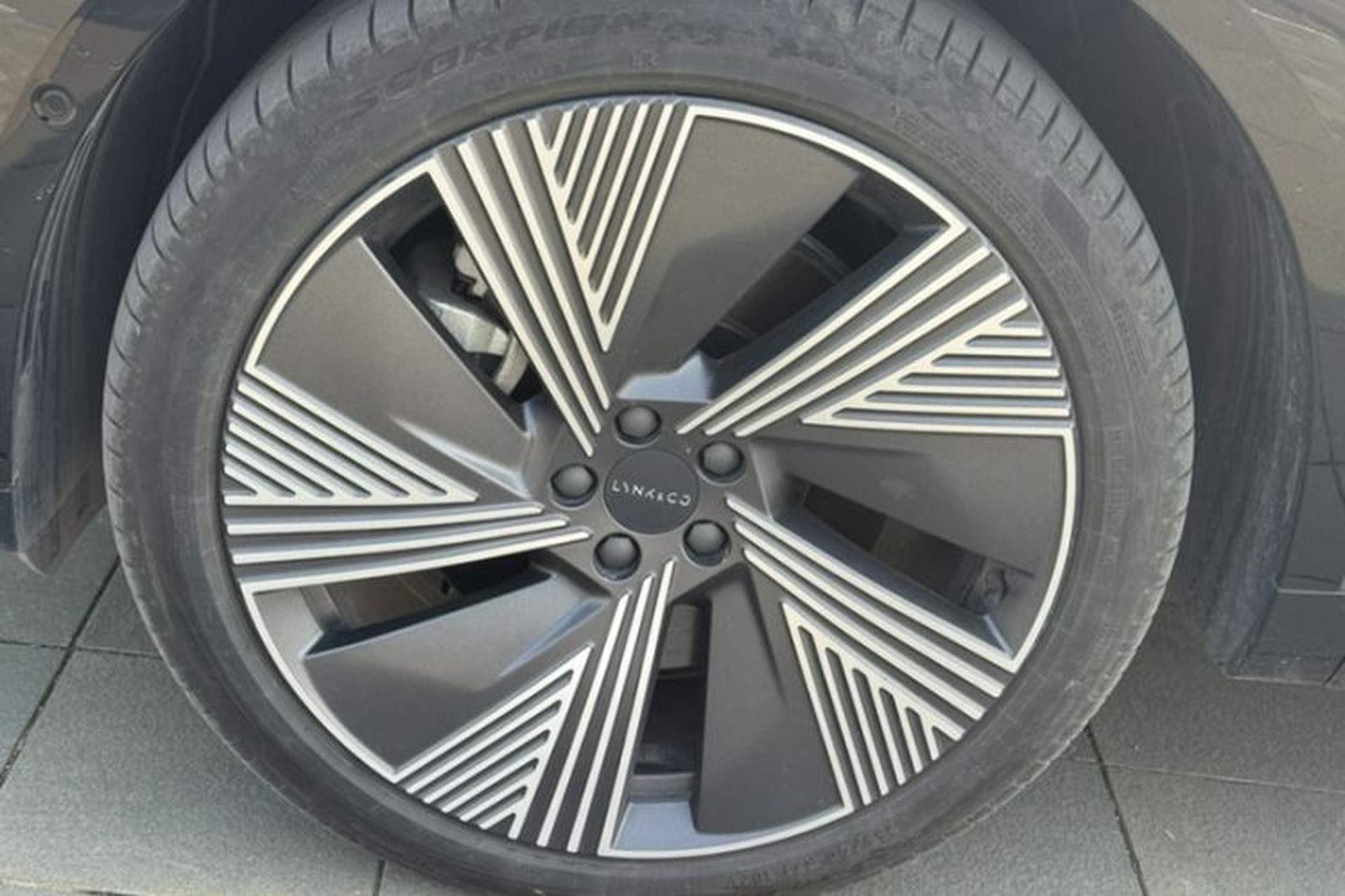 Used Lynk & Co 08 EM-P 2025 220 km All-Wheel-Drive Performance Halo Exterior 8