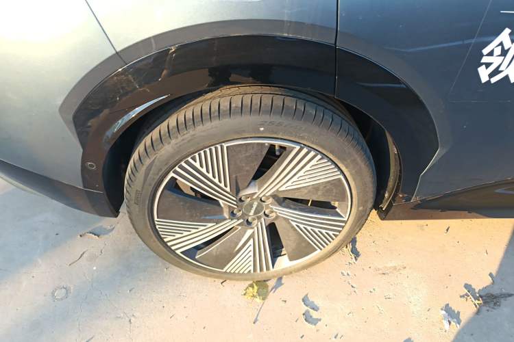 Used Lynk & Co 08 EM-P 2025 220 km All-Wheel-Drive Performance Halo Exterior 8
