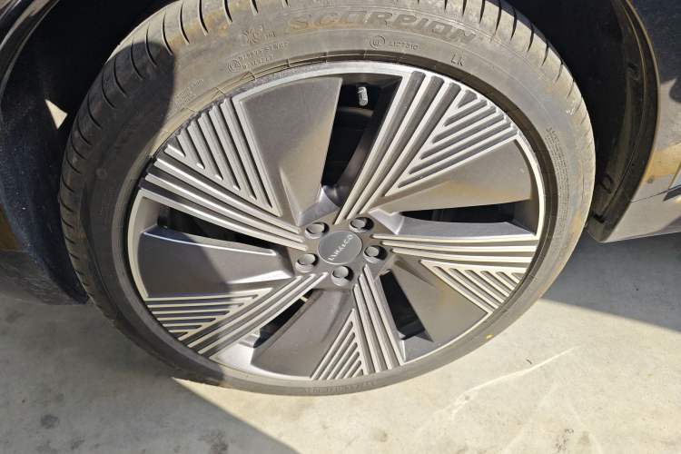 Used Lynk & Co 08 EM-P 2025 220 km All-Wheel-Drive Performance Halo Exterior 8