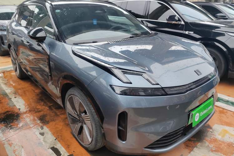 Used Lynk & Co 08 EM-P 2025 220 km All-Wheel-Drive Performance Halo Front Right 45 Deg