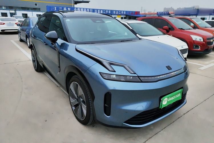 Used Lynk & Co 08 EM-P 2025 220 km All-Wheel-Drive Performance Halo Front Right 45 Deg