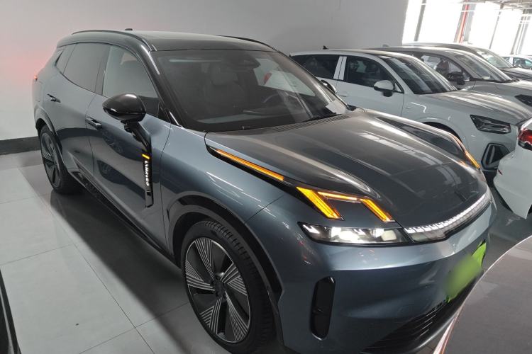 Used Lynk & Co 08 EM-P 2025 220 km All-Wheel-Drive Performance Halo Front Right 45 Deg
