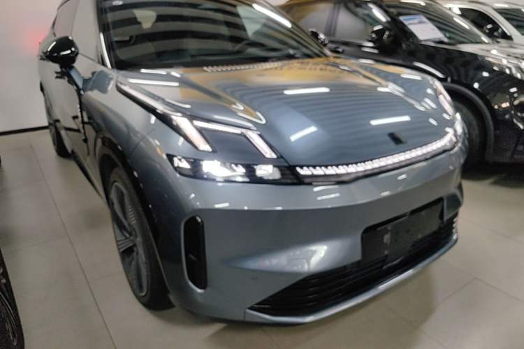 Used Lynk & Co 08 EM-P 2025 220 km All-Wheel-Drive Performance Halo Front Right 45 Deg